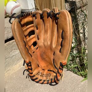 EUC MIZUNO STEER-HIDE BASEBALL GLOVE. R-throw.